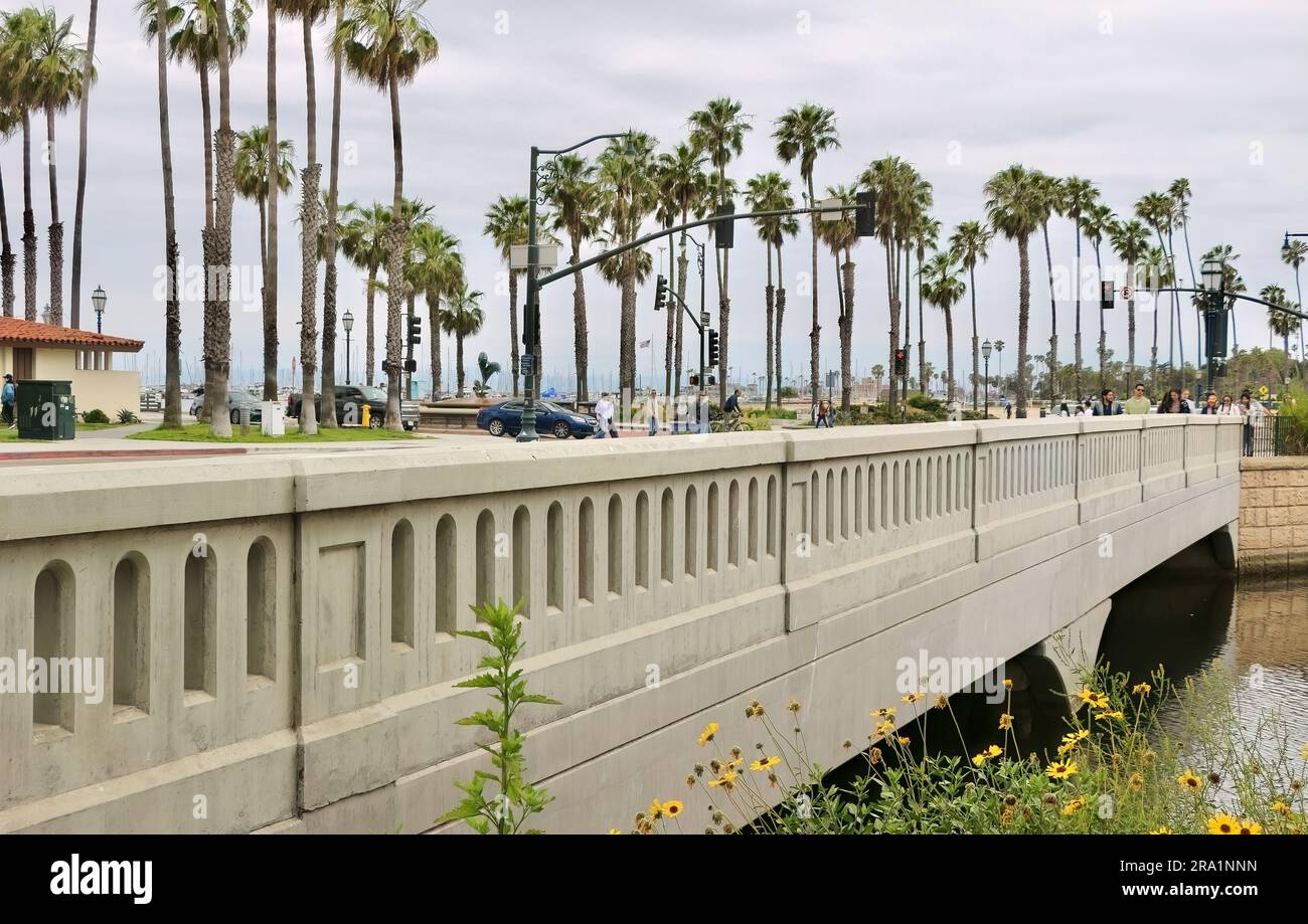 Brücke über den Mission Creek auf dem East Cabrillo Boulevard mit Palmen Santa Barbara Kalifornien USA Stockfoto