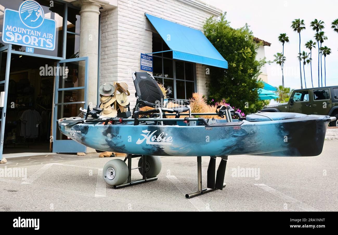 Foto von einem Pedal-betriebenen Hobie Mirage Kajak auf einem Stand vor dem Mountain Air Sportshop Santa Barbara California USA Stockfoto