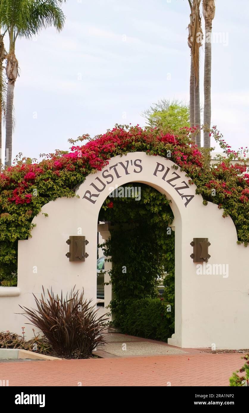 Eingang zum Rusty's Pizza Restaurant 111 State Street Santa Barbara California USA mit Blumenbogen Stockfoto