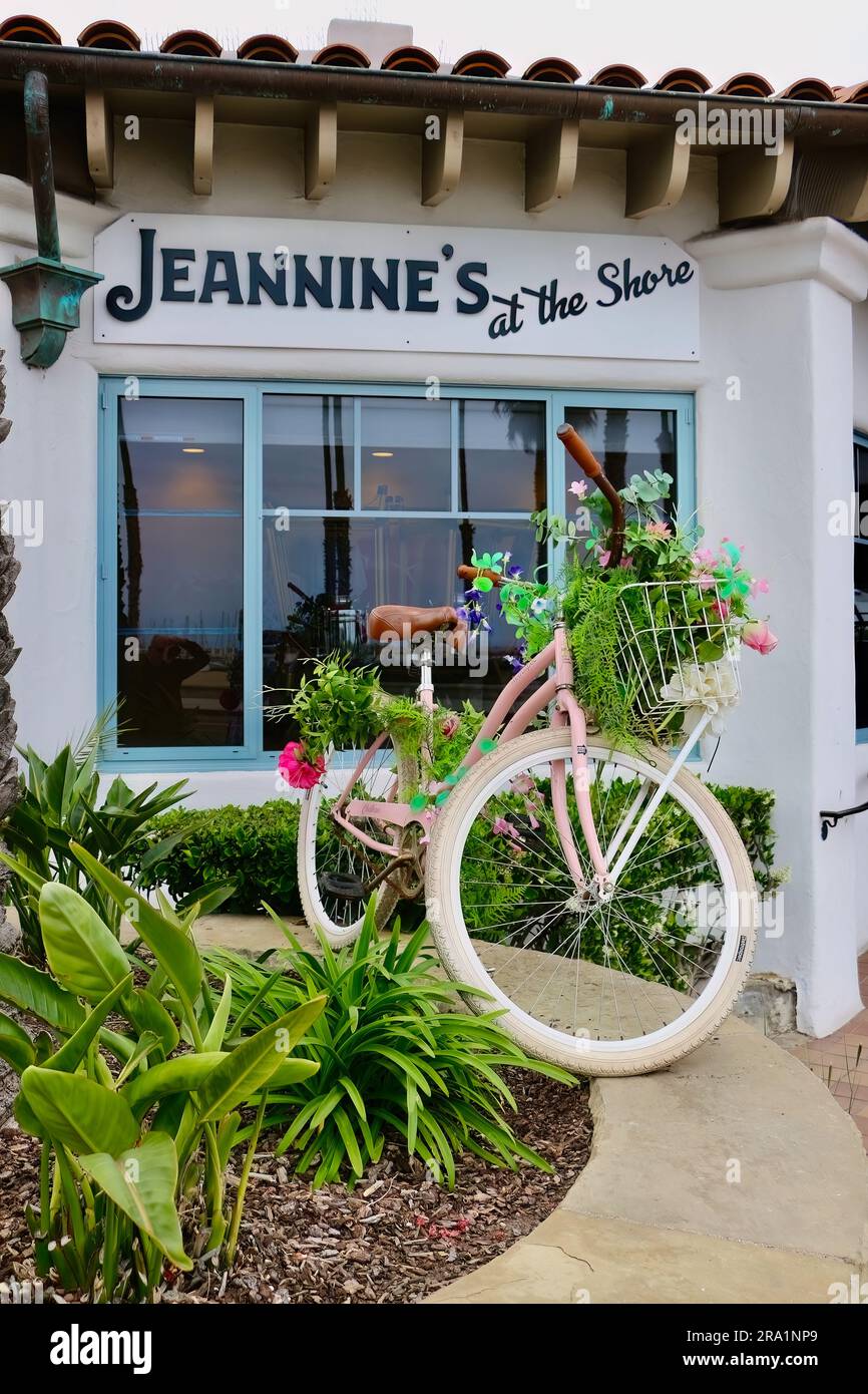 Rosafarbenes Fahrrad vor Jeannine's im Shore Restaurant und Bäckerei 1 State Street Santa Barbara Kalifornien USA Stockfoto