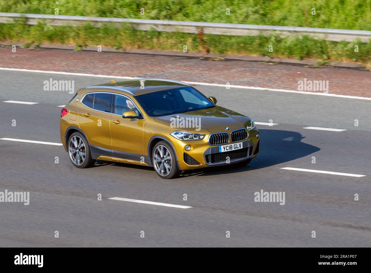 2018 BMW X2 xDrive20d M Sport X Auto xDrive 20D Step Auto Start/Stop Gold Car SUV Diesel 1995 cm3; Fahrt mit hoher Geschwindigkeit auf der Autobahn M6 im Großraum Manchester, Großbritannien Stockfoto