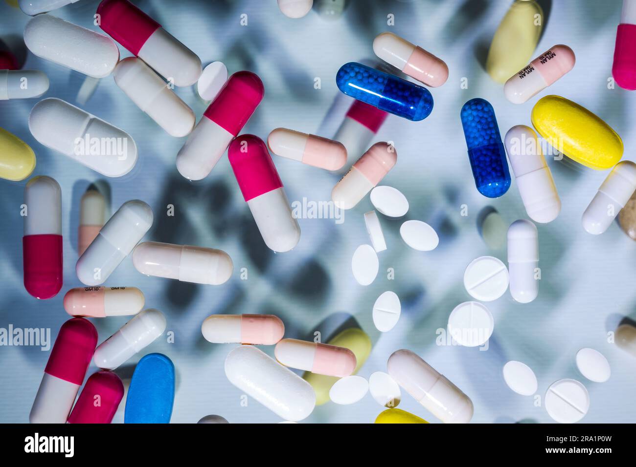 Tabletten und Kapseln, die auf einer zweistöckigen Glasplatte platziert werden, erzeugen eine Wirkung von Suspension in der Luft, kreatives Konzept der wissenschaftlichen Forschung, neue Medikamente. Stockfoto