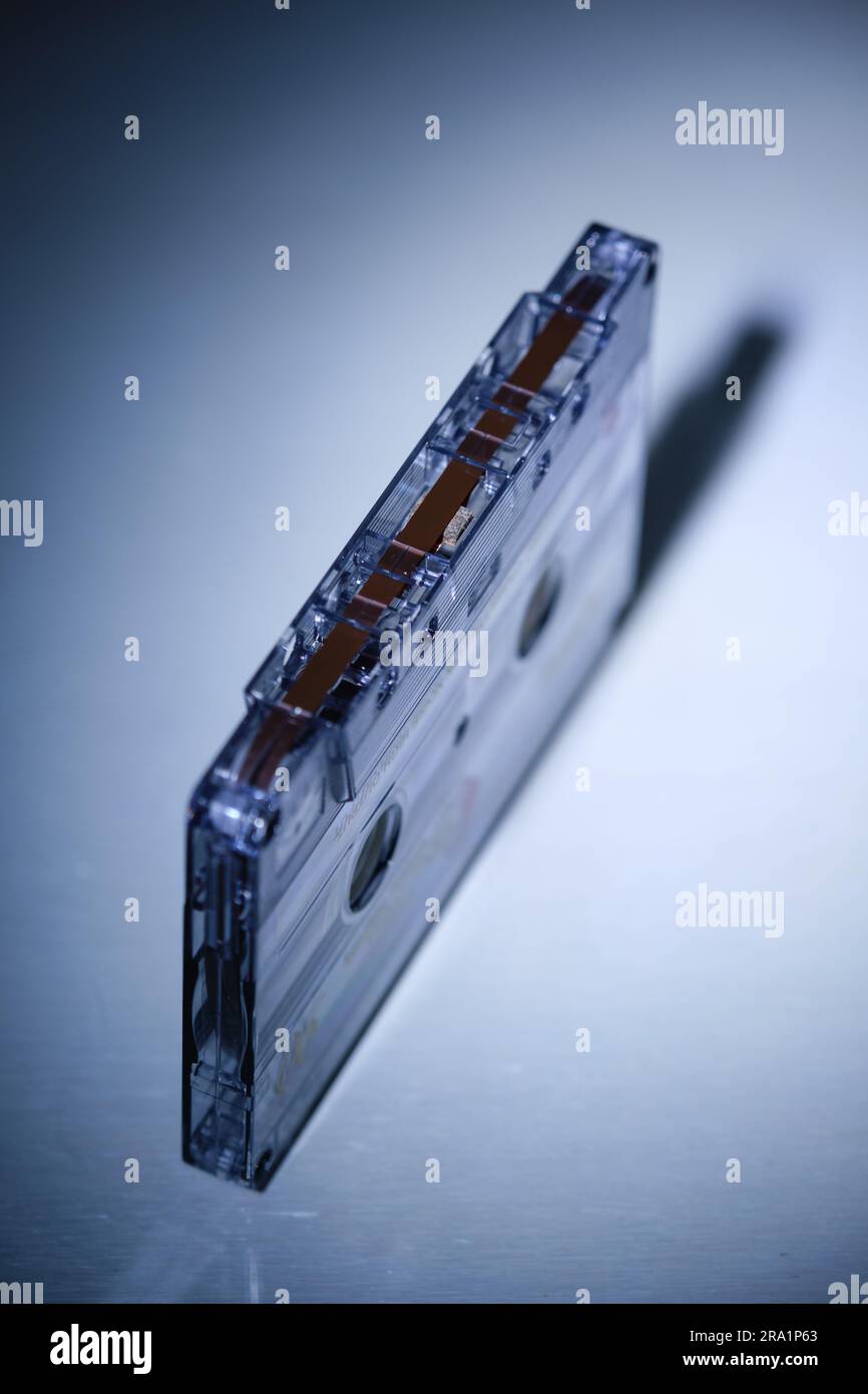 Eine analoge Kassette, die von oben auf einem hellen Hintergrund fotografiert wurde, eine Hommage an den Erfinder „Lou Ottens“. Stockfoto