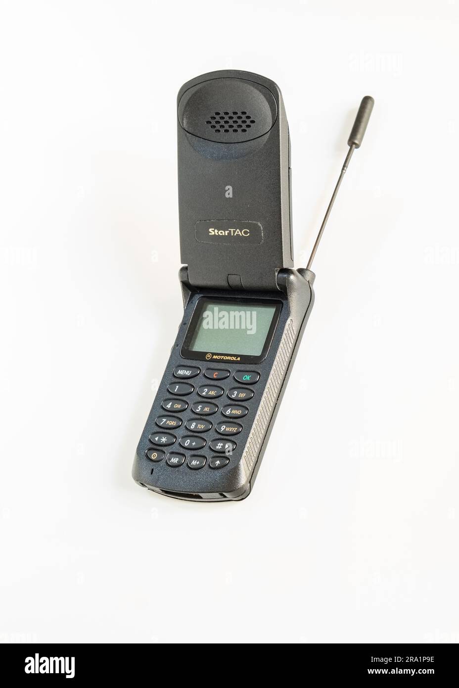 Motorola StarTAC, offenes Mobiltelefon aus dem 90s mit entfernter Antenne, ein technologisches Symbol, das die Geschichte der Mobiltelefonie geschrieben hat. Stockfoto
