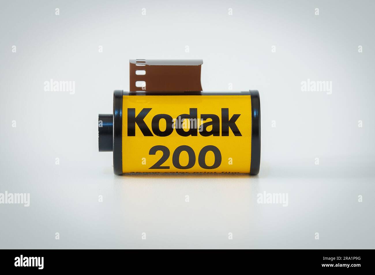 Kodak 200 analoge Kamerarolle, sichtbarer Film, der auf einem einfachen Hintergrund fotografiert wird. Stockfoto