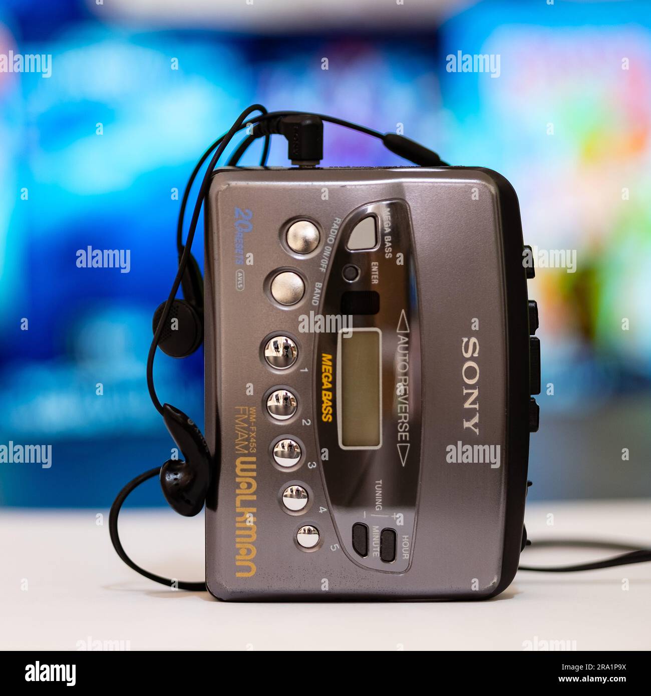 Sony Walkman ®, tragbarer Musik-Kassettenspieler mit digitalen Bedienelementen und Displays der 1990er. Stockfoto