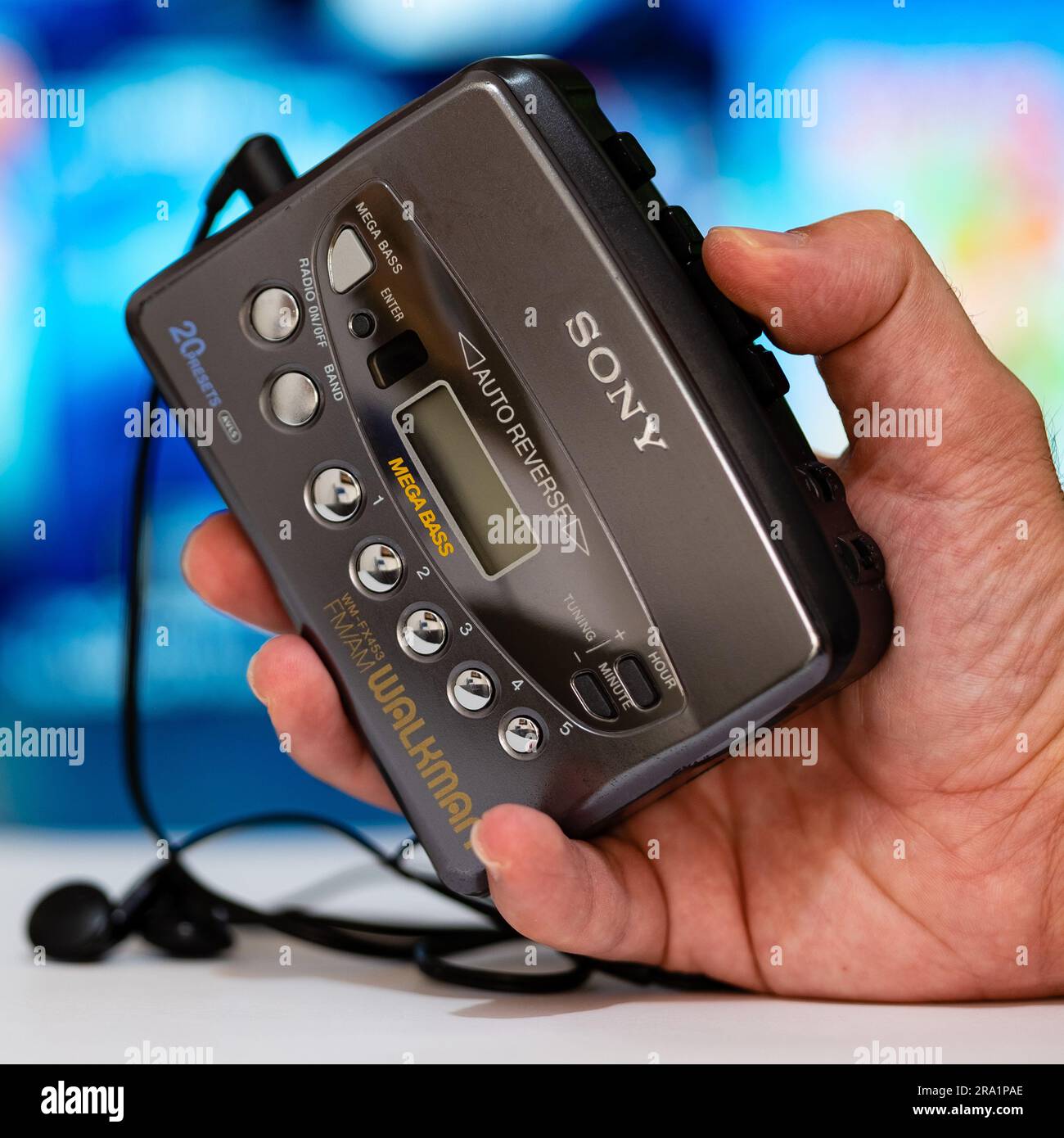 Walkman ®, fortschrittlicher Kassettenspieler mit digitalen Handbedienelementen und Displays. Stockfoto