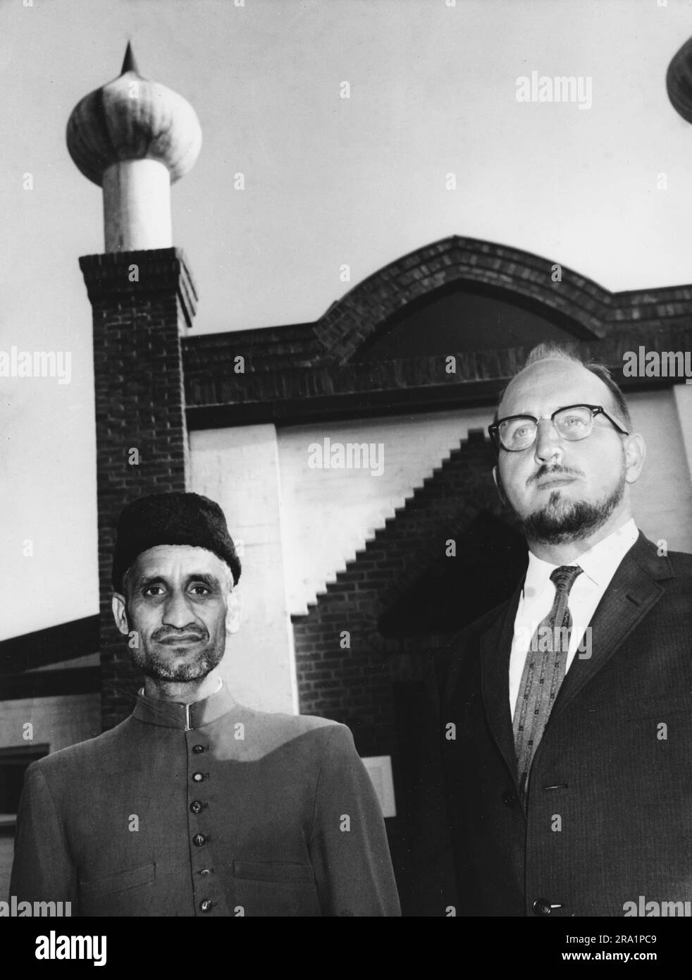 Original-Bildunterschrift: Abdu Schakoor Kunze (rechts), geborener Berliner, der erste deutsche Missionar der Ahmadiyya Bewegung des Islam in Hamburg. Er besuchte den Hamburger Leiter der Bewegung, Abdul Latif. Kunze, geborener Berliner, trat 1946 zum Islam über und war in den Hauptzentren der Bewegung in Kadian (Nordindien) und Rabwa (Pakistan) zum Priester ausgebildet. Er heiratete eine Pakistanierin und Krieg in den letzten vier Jahren in den USA als Missionar tätig, Jetzt geht er nach Nürnberg. Hamburg, Deutschland 1958. Stockfoto