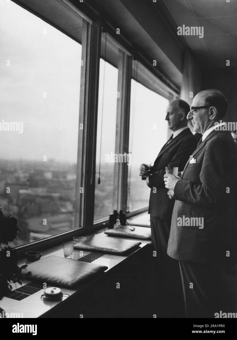 Original-Bildunterschrift: Blick vom höchsten Gebäude Berlins - Auch der Vizepräsident der Welt Bank, Herr J. Burke knapp, Liess sich die Gelegenheit, die weite Rundsicht vom höchsten Gebäude Berlins - dem Telefunken-Hochhaus - zu geniessen, nicht entgehen. Berlin, Deutschland 1963. Stockfoto