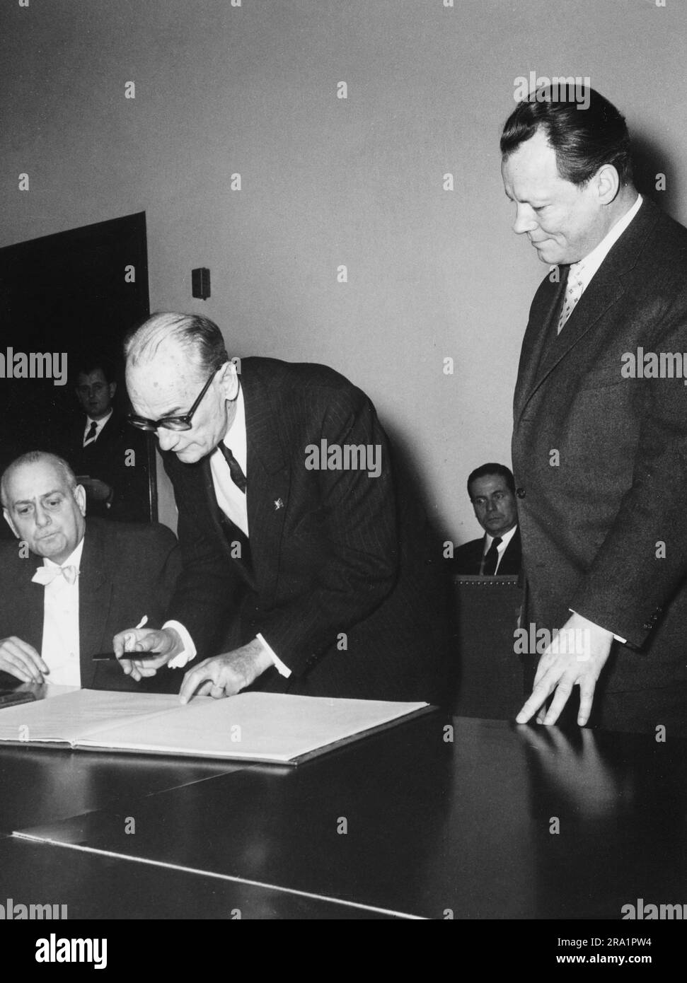 Original-Bildunterschrift: Ins Goldene Buch der Stadt Berlin trägt sich heute der stellvertretenden Ministerpräsident Griechenland, Prof. Dr. Panajotis Kanellopoulos (links) und der griechischen Industrieminister Nikolaos Martis ein. Sie kamen aus Bonn, wo sie mit Wirtschaftsminister Ludwig Erhardt eine Unterredung hatten. Nach der Eintragung in Goldene Buch war ein politisches Gespräch mit Bürgermeister Willy Brandt vergesehen. Berlin, Deutschland 1960. Stockfoto