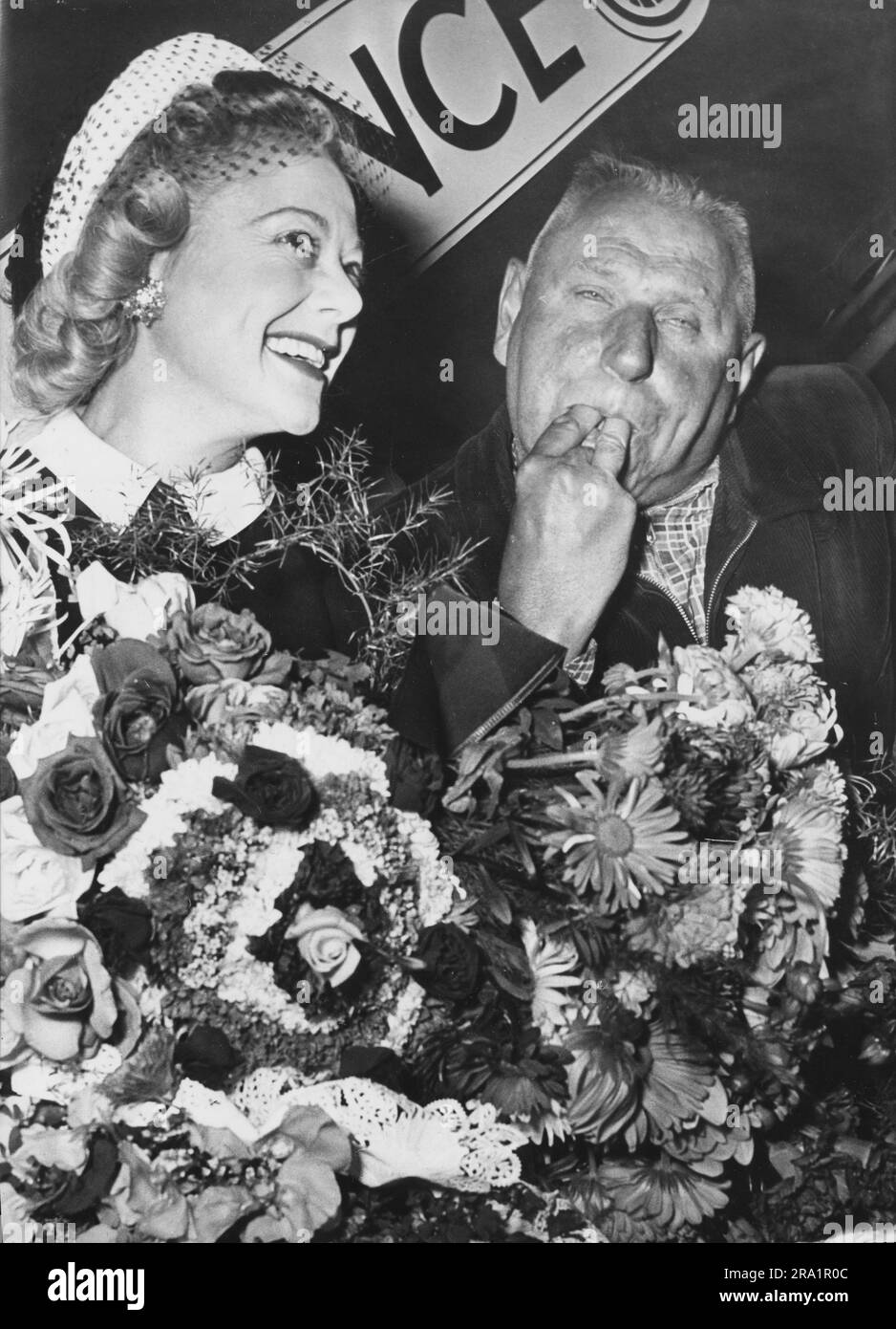 Das Berliner Original 'Krücke', bürgerlich Reinhold Habisch, mit Sonja Henie an seine 70. Geburtstag. Berlin, Deutschland 1959. Stockfoto