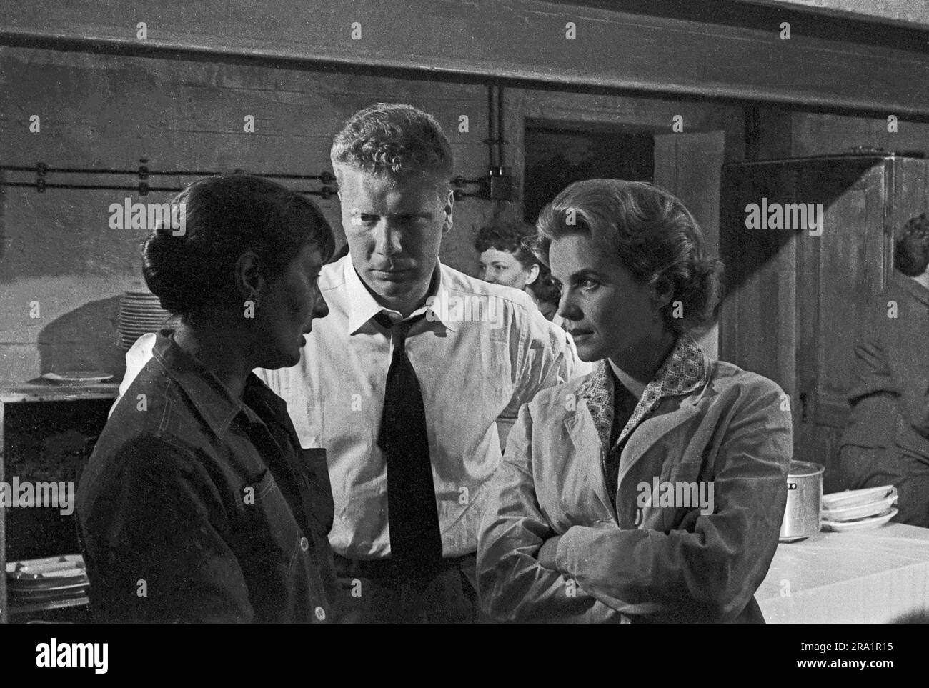 Nachts wenn der Teufel kam, Spielfilm, Deutschland 1957, Regie: Robert Siodmak, Darsteller: -?-, Peter Carsten, Annemarie Düringer (rechts) Stockfoto