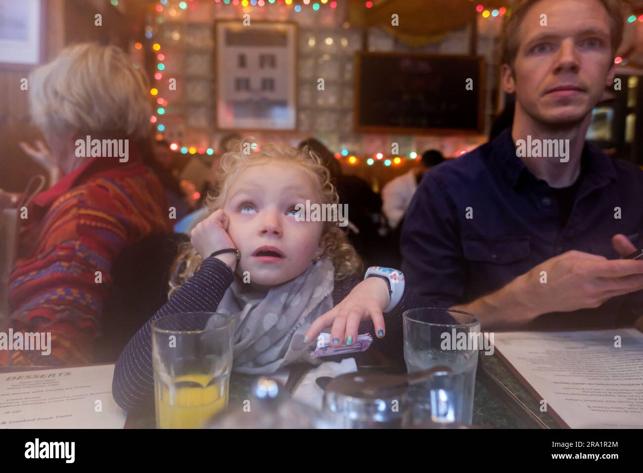 Vater und Tochter sitzen zusammen im Restaurant und warten auf Essen Stockfoto