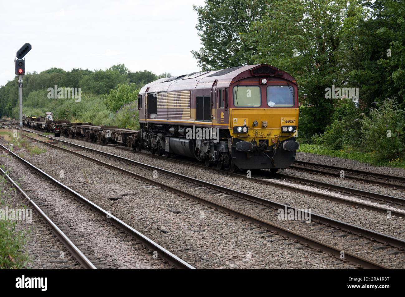 EWS-Klasse 66-Diesellokomotive Nr. 66057, die einen freightliner-Zug in Leamington Spa, Warwickshire, Großbritannien, zieht Stockfoto