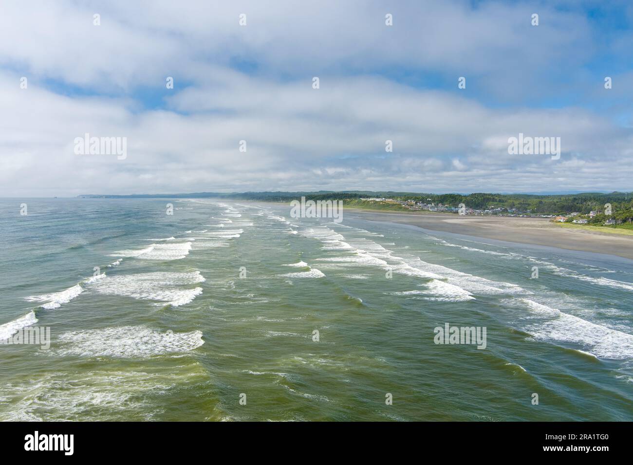 Blick aus der Vogelperspektive auf den Strand in Seabrook, Washington im Juni Stockfoto