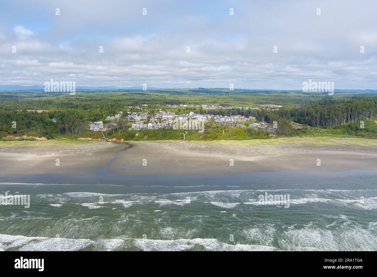 Blick aus der Vogelperspektive auf den Strand in Seabrook, Washington im Juni Stockfoto