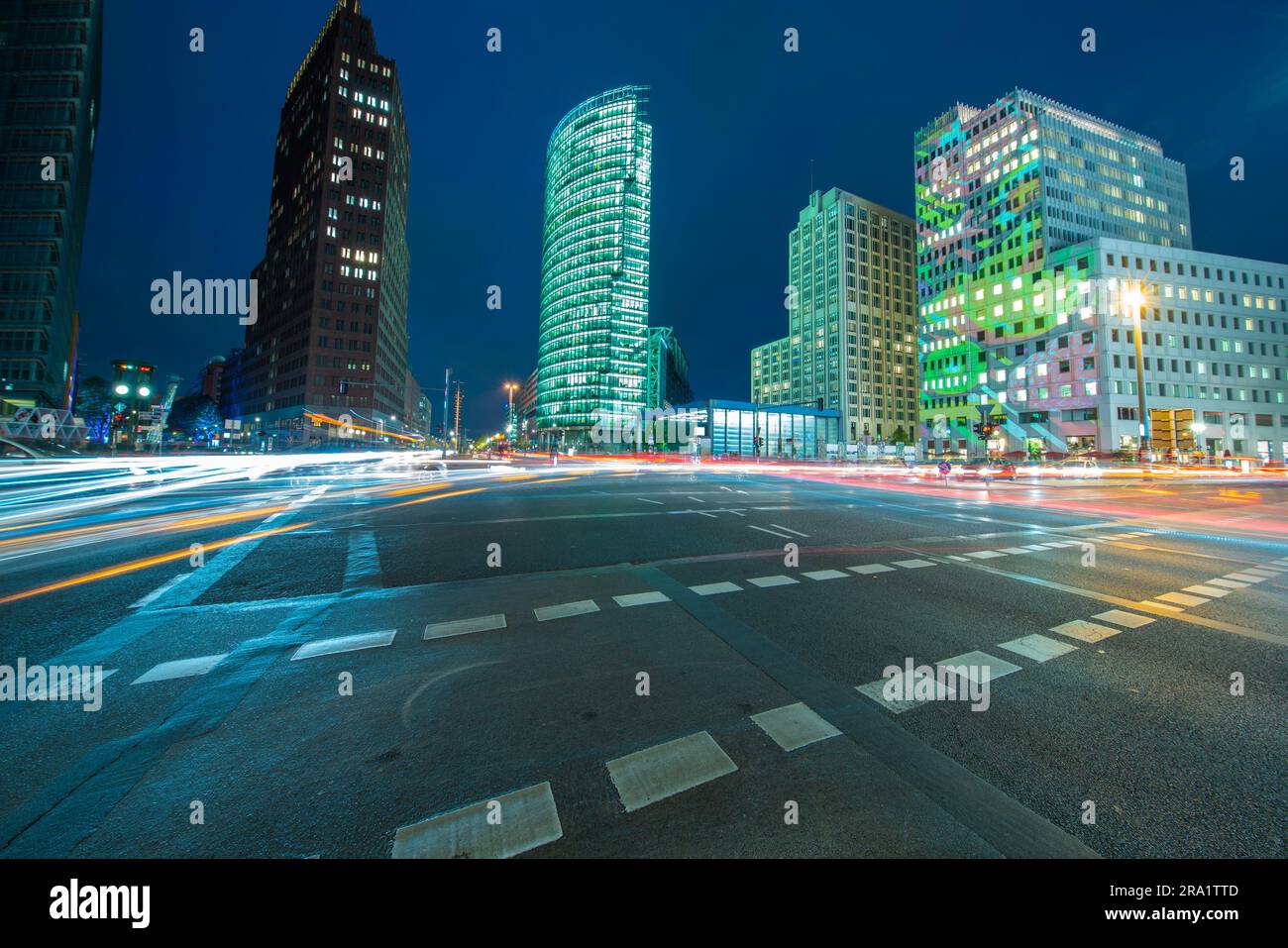 Berliner potsdamer platz beleuchtet bei Nacht, Berlin, Deutschland Stockfoto