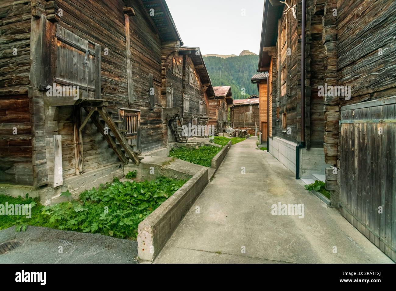 Historisches Dorf mit Holzhäusern in Wallis, schweiz Stockfoto