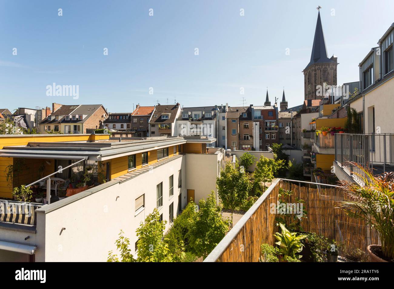 Blick auf eine zentrale Stadtgegend in köln mit Häusern Stockfoto
