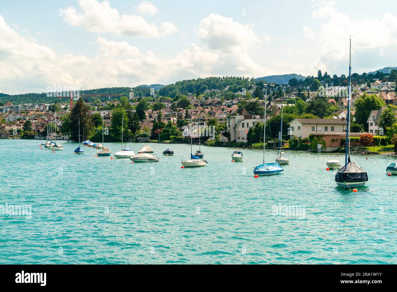 Häuser am Ufer des zürichsees im Sommer, Schweiz Stockfoto