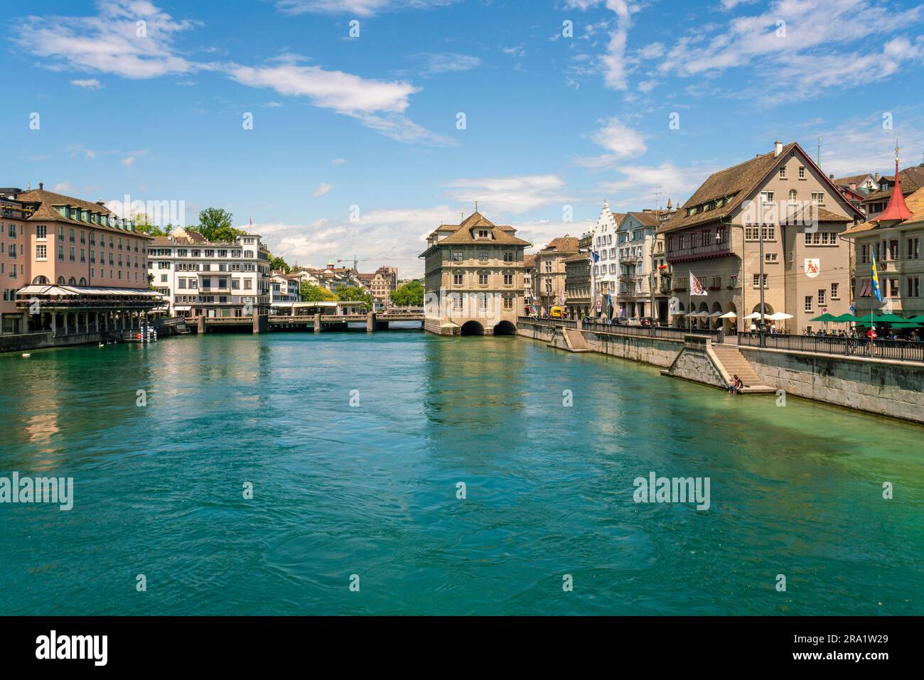 Blick auf Limmat in der Züricher Altstadt mit Rathaus Stockfoto
