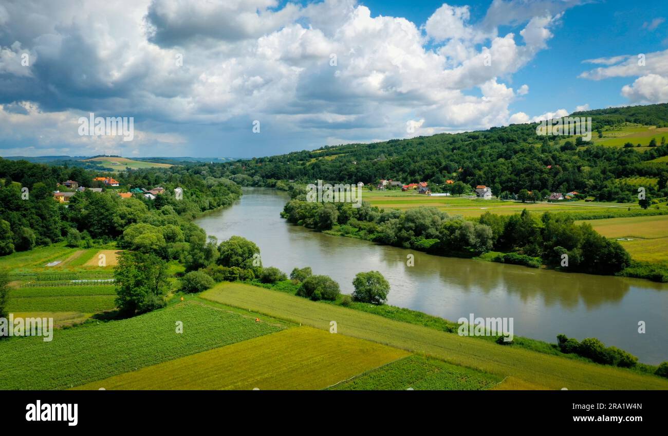 Polen, eine wunderschöne polnische Landschaft. Das San-River-Tal bei Dynow. woiwodschaft Podkarpackie. Sommerlandschaft. Drohnenansicht. Stockfoto