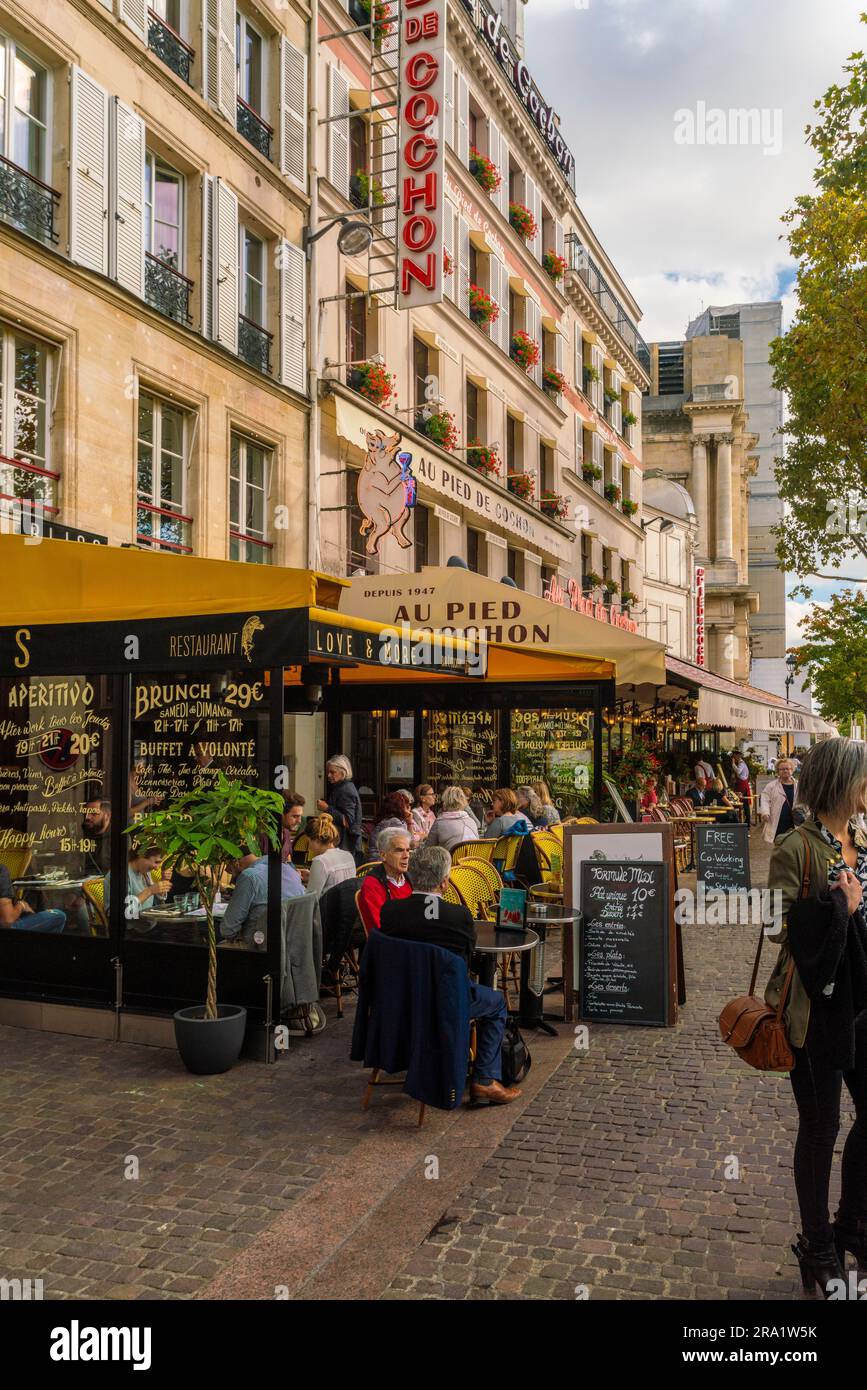 Außenansicht eines Cafés im Herzen von paris, Frankreich Stockfoto