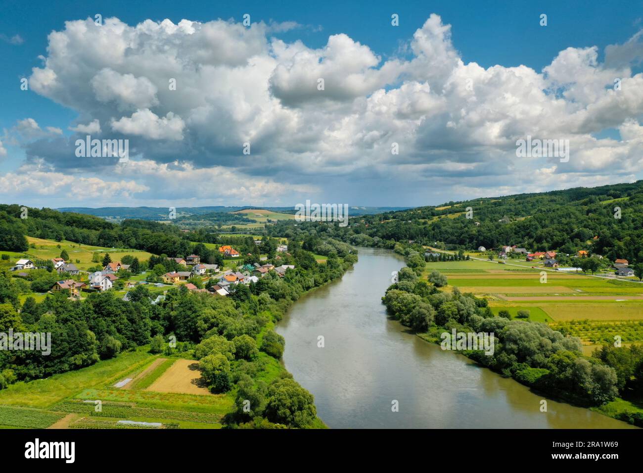 Das San-River-Tal bei Dynow. woiwodschaft Podkarpackie. Sommerlandschaft. Drohnenansicht. Polen, eine wunderschöne polnische Landschaft. Stockfoto