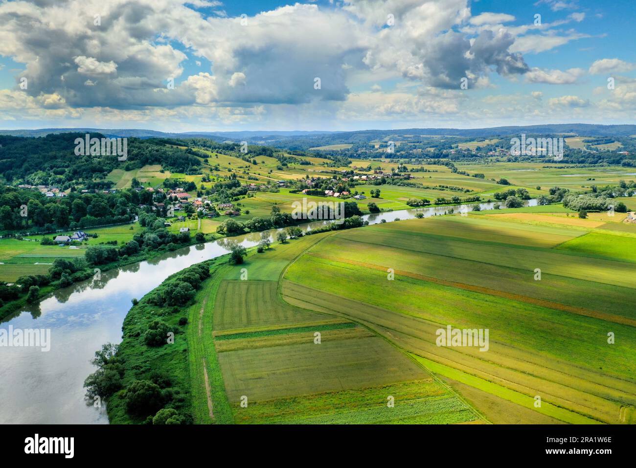 Blick auf die wunderschöne polnische Landschaft. Das San-River-Tal bei Dynow. woiwodschaft Podkarpackie. Sommerlandschaft. Polen Stockfoto