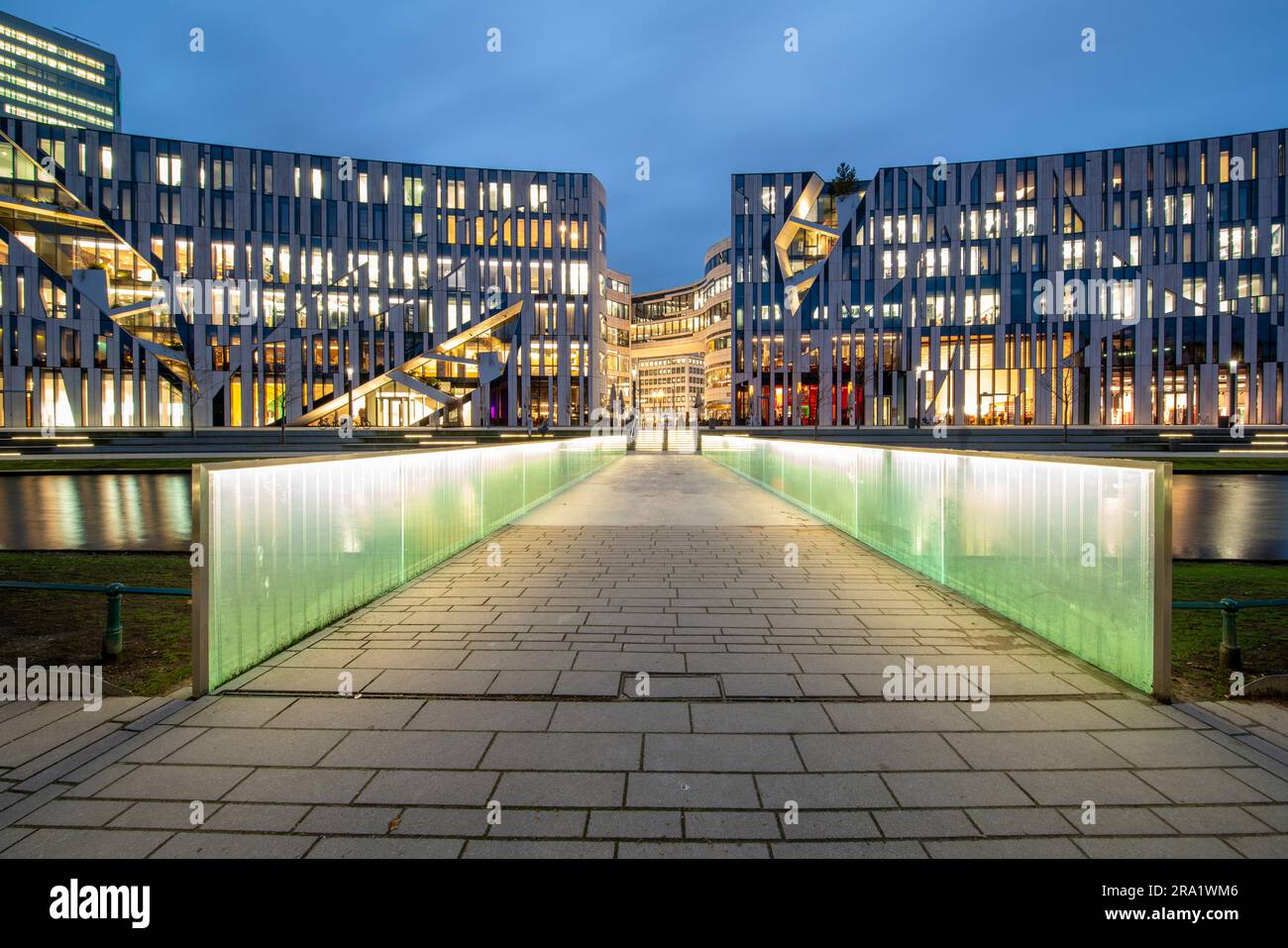 Ko Bogen modernes, nachts beleuchtetes Einkaufszentrum in Düsseldorf Stockfoto