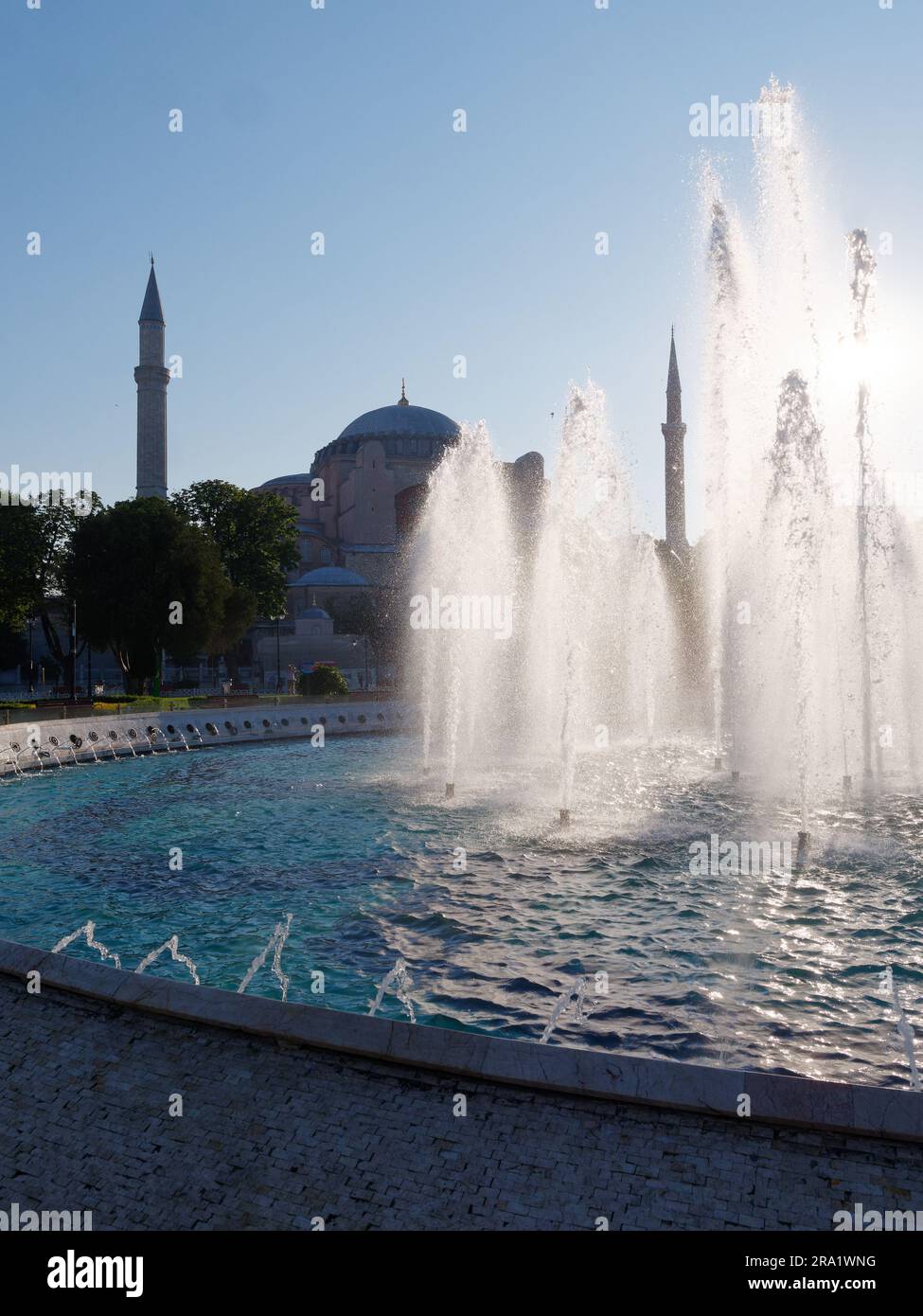 Brunnen vor der Hagia Sophia Moschee an einem Sommermorgen im Stadtteil Sultanahmet in Istanbul, Türkei Stockfoto