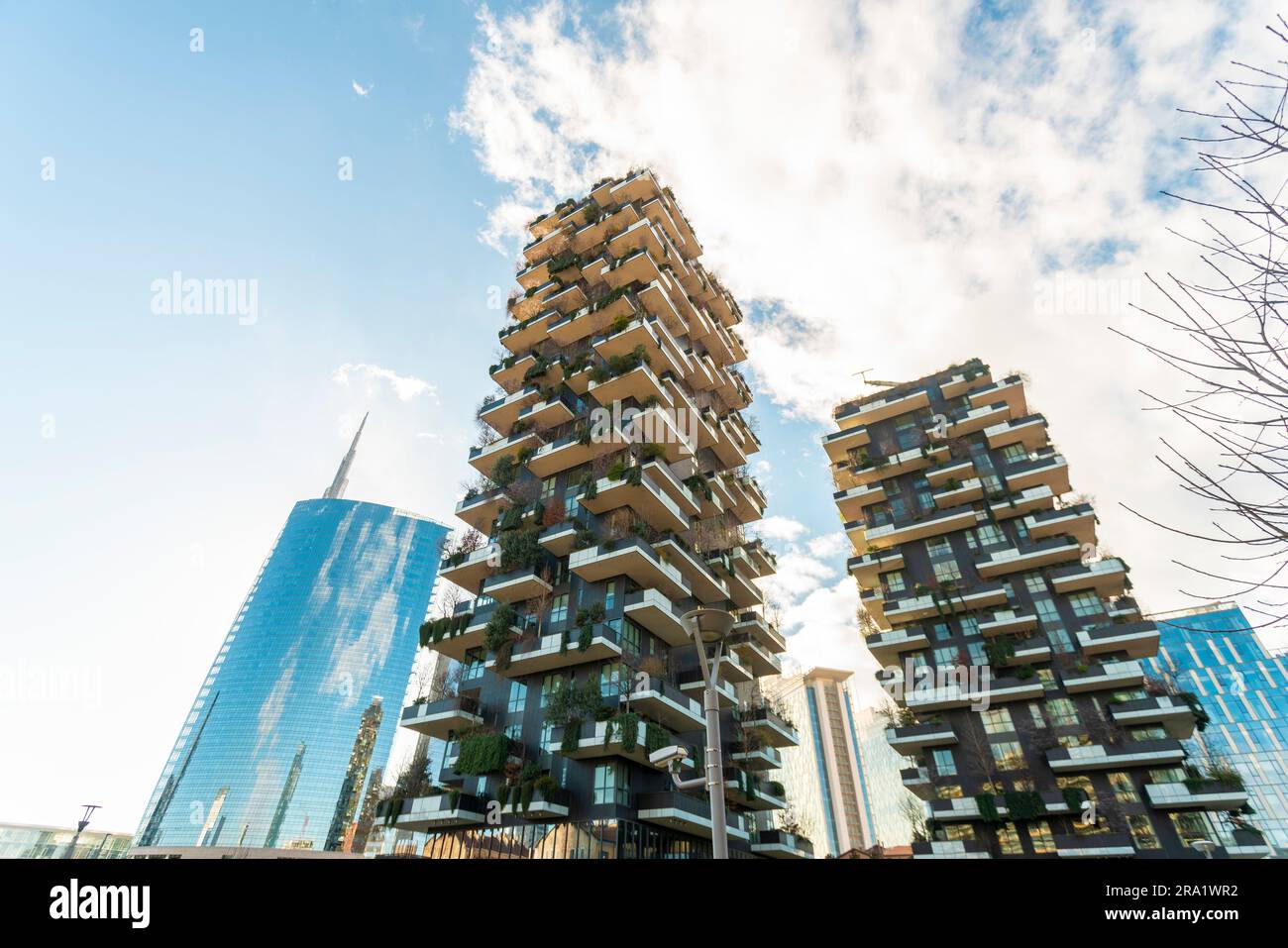 Bosco Verticale in Mailand mit modernen Geschäftstürmen, Italien Stockfoto