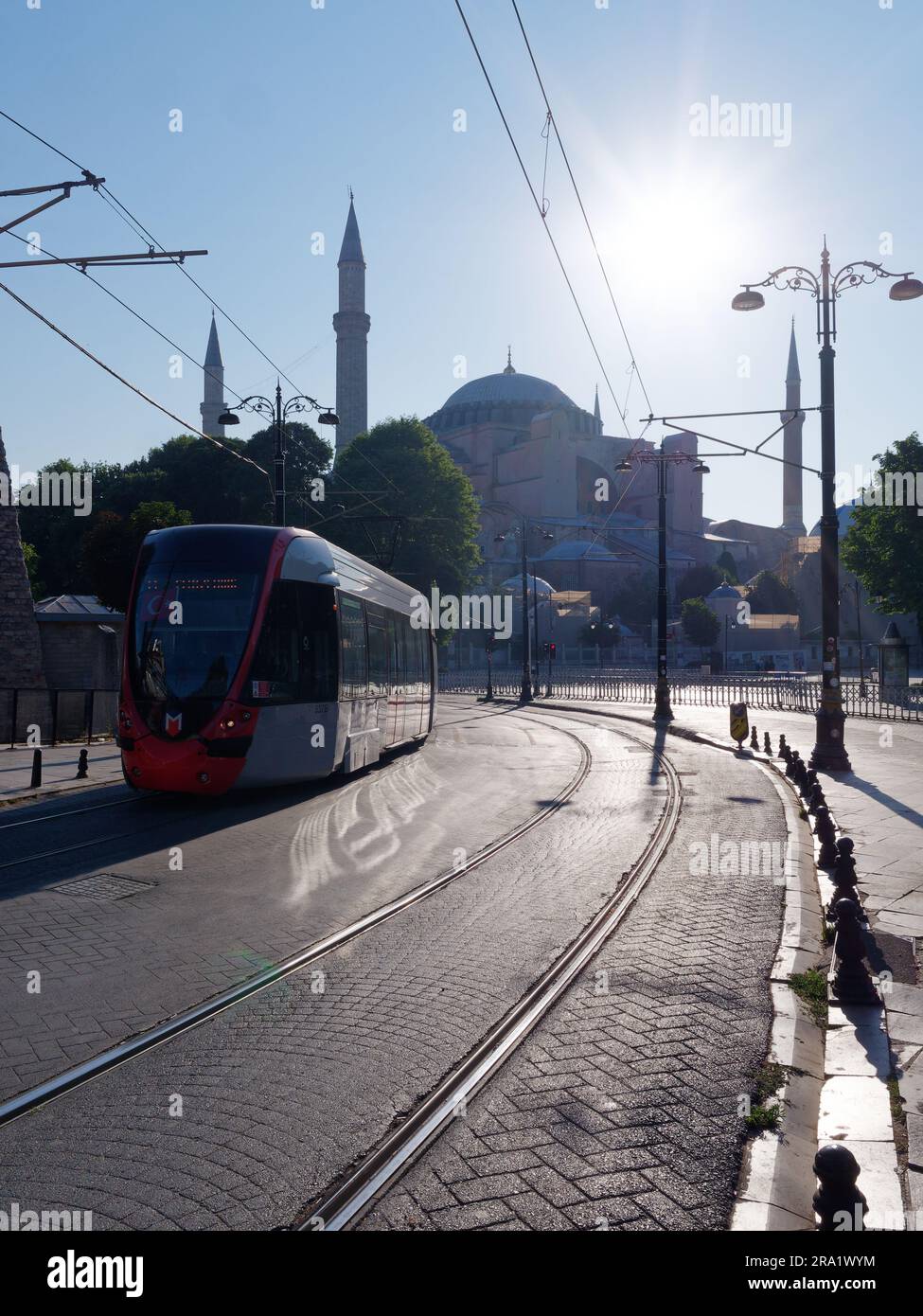 Straßenbahn und Hagia Sophia Moschee im Morgenlicht, Sultanahmet Viertel, Istanbul, Türkei Stockfoto