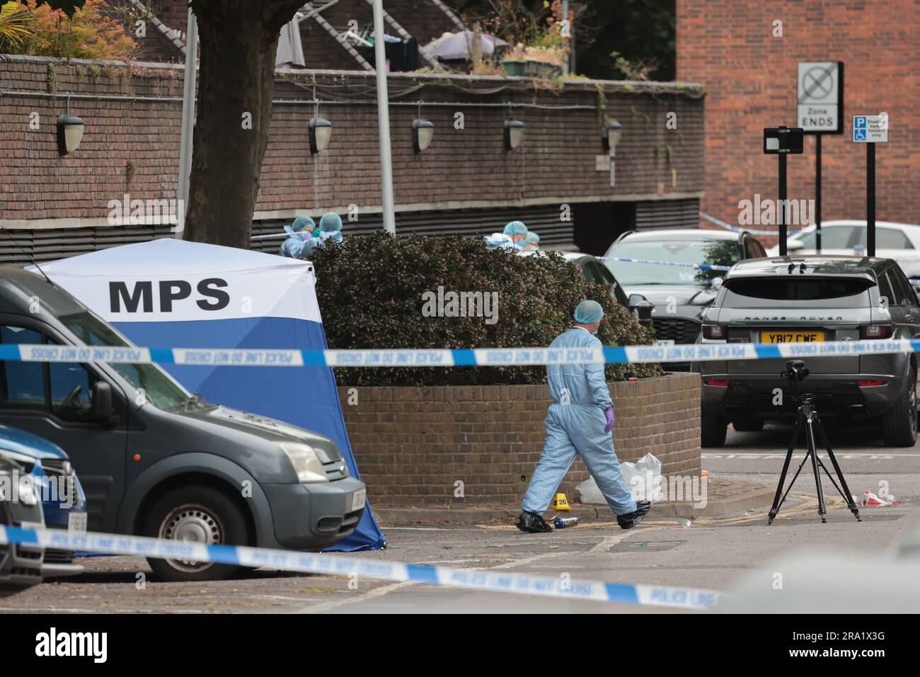 30/06/2023. London, Großbritannien. Die Szene an der Elthorne Road, Islington, Nord-London, wo Gestern Abend (Donnerstag) Ein Junge, der 15 Jahre alt sein soll, und ein Mann im Alter von 23 Jahren erstochen wurden. Es wurde eine Doppelmord-Untersuchung eingeleitet. Foto: Ben Cawthra/Sipa USA Stockfoto