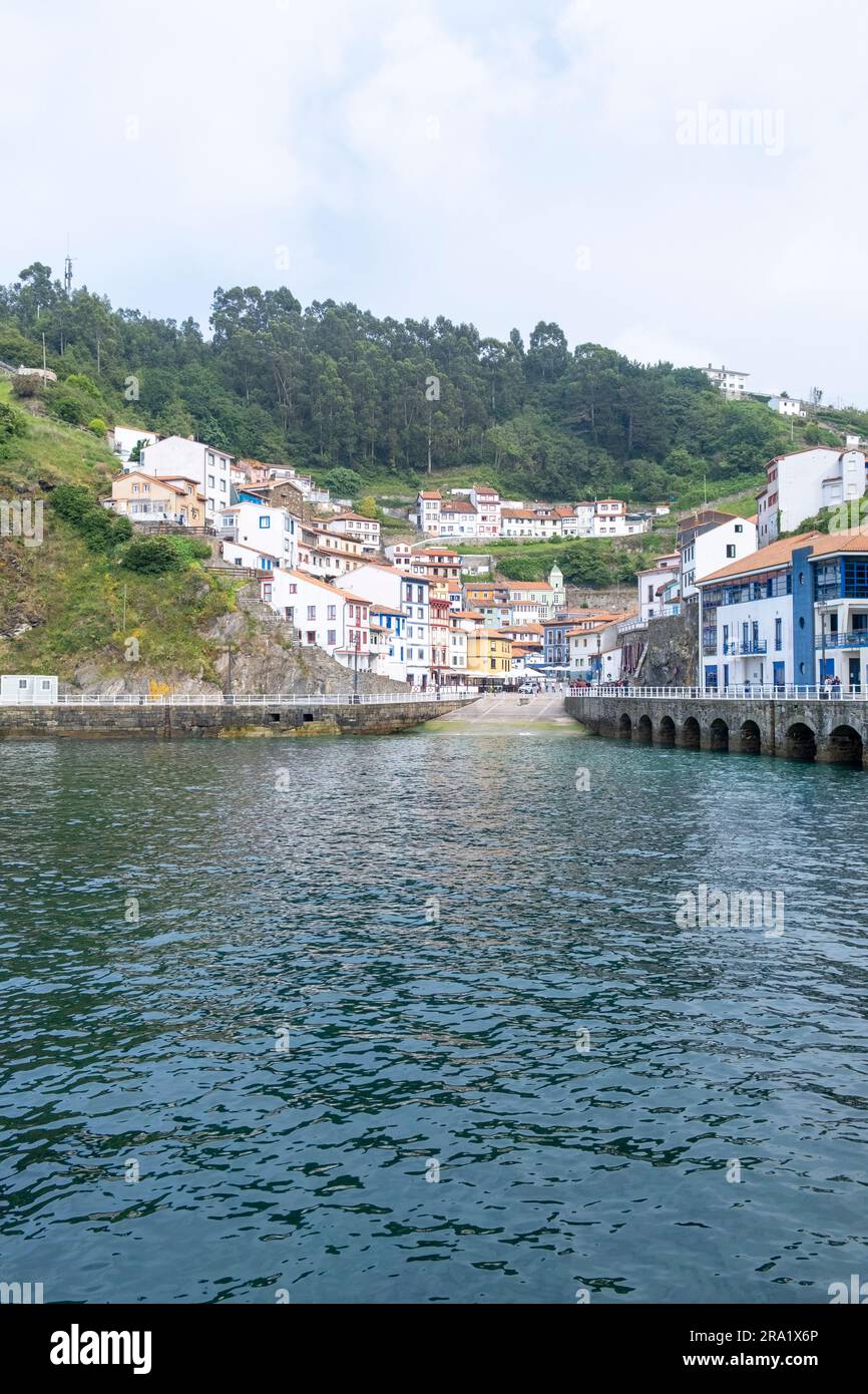 Cudillero, Asturien, Spanien - 02. Juni 2023. Blick auf das Dorf vom Hafen. Stockfoto