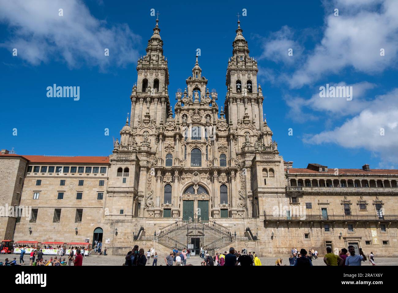 Santiago de Compostela, La Coruna, Galicien, Spanien - 11. Juni 2023. Touristen und Pilger vor der Kathedrale von Santiago de Compostela Stockfoto