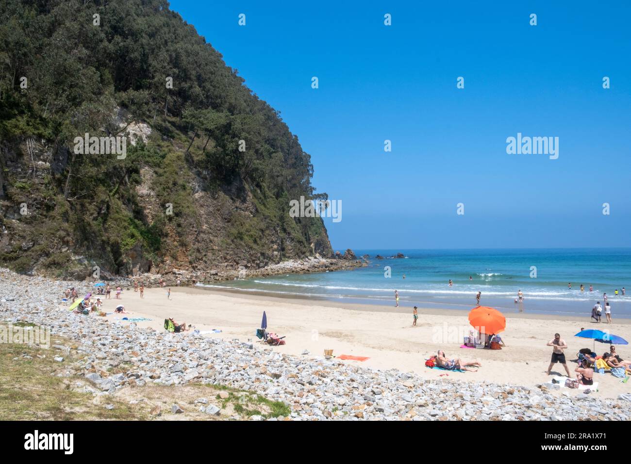 Soto de Luina, Cudillero, Asturien, Spanien - 03. Juni 2023. Strand von San Pedro de La Ribera Stockfoto