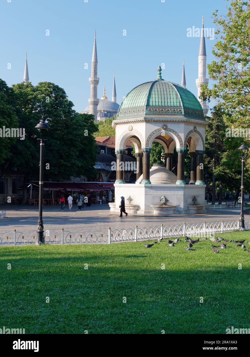 Deutscher Brunnen (Alman Çeşmesi auf Türkisch), Stadtteil Sultanahmet, Istanbul, Türkei. Sultan Ahmed aka Blaue Moschee dahinter. Stockfoto