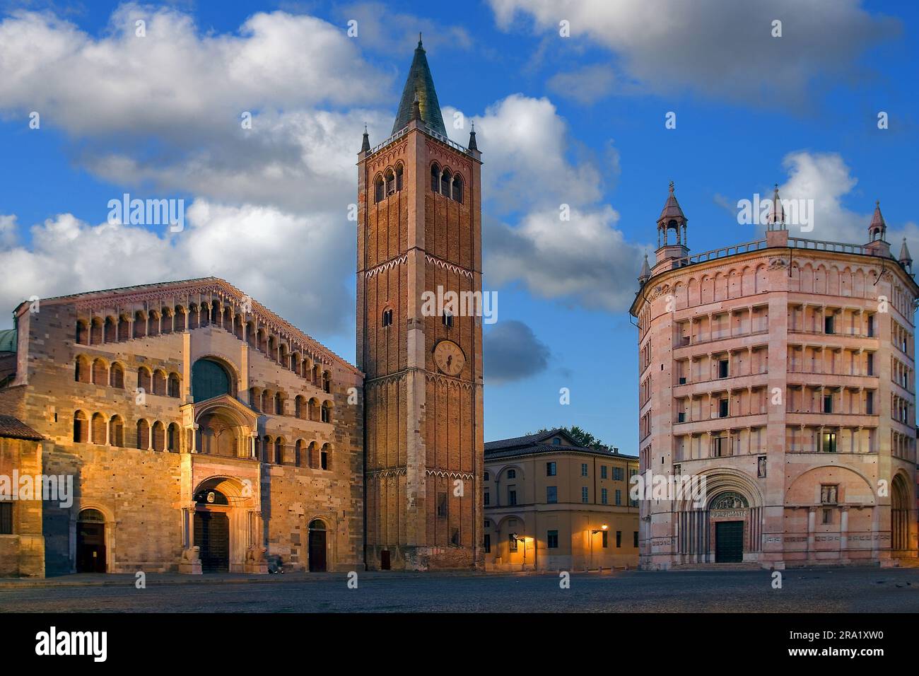 Piazza Duomo mit der Kathedrale, dem Baptisterium und dem Palazzo Vescovile, Italien, Emilia-Romagna, Parma Stockfoto