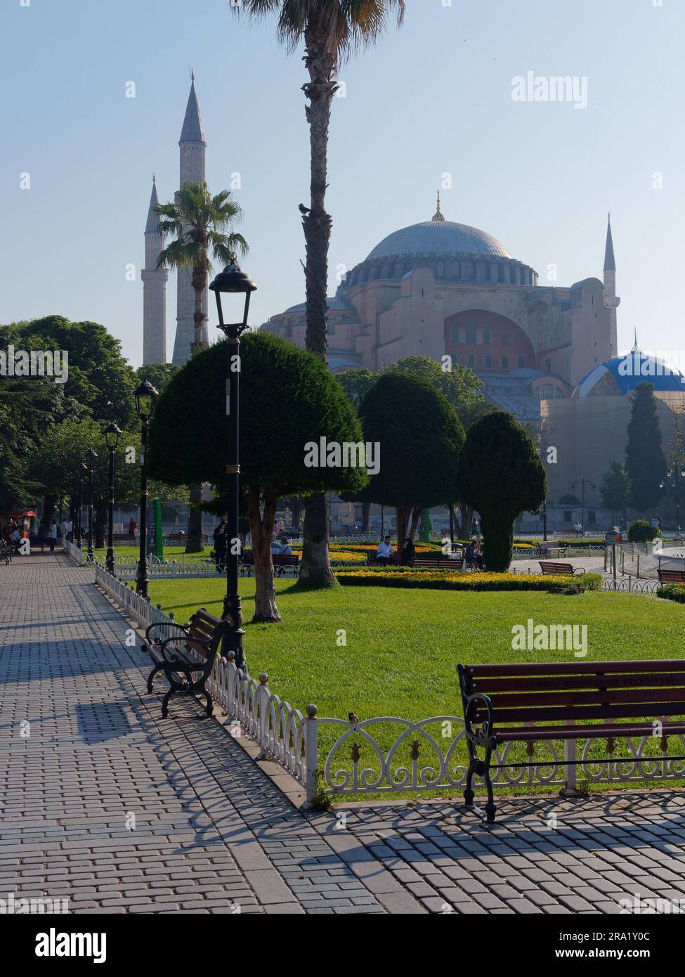 Hagia Sophia Moschee und Gärten an einem Sommermorgen im Stadtteil Sultanahmet in Istanbul, Türkei. Stockfoto