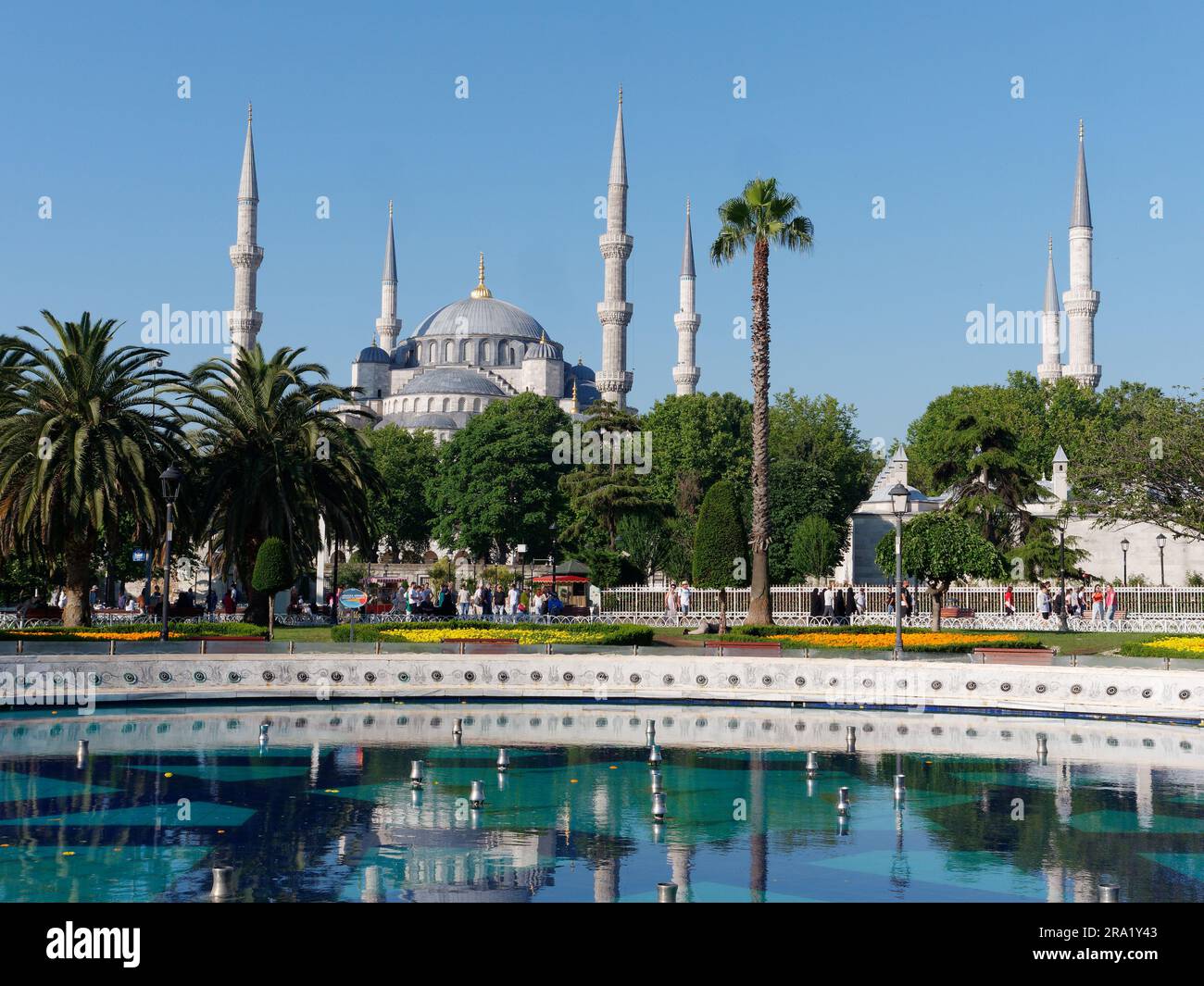 Sultan Ahmed aka Blaue Moschee mit Brunnen vor der Tür, Sultanahmet Viertel, Istanbul, Türkei Stockfoto