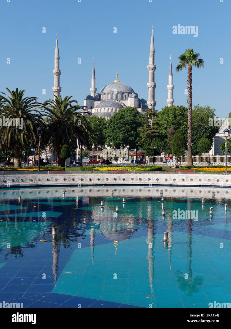 Sultan Ahmed aka Blaue Moschee mit Brunnen vor der Tür, Sultanahmet Viertel, Istanbul, Türkei Stockfoto