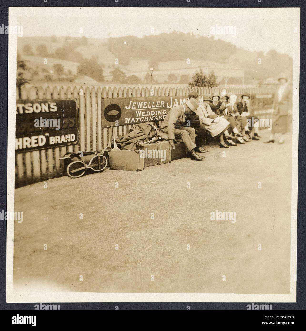 Zwei Momentaufnahmen von Butterley, einem alten überfüllten Bahnsteig in den 1920er Jahren, der Menschen zeigt, die auf ein Tennisspiel warten. Werbeschilder, Mode, zeigen auch den Fotografen mit seiner auf einem Stativ montierten Kamera. Sehr atmosphärisch. Stockfoto