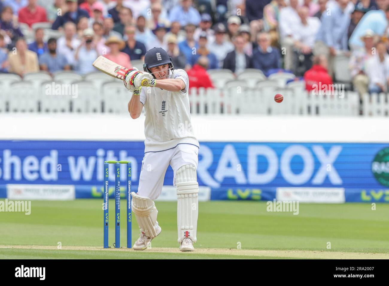 Harry Brook aus England tritt während der LV= Insurance Ashes Test Series Second Test Day 3 England gegen Australien auf der Lords, London, Großbritannien, 30. Juni 2023 (Foto von Mark Cosgrove/News Images) Stockfoto