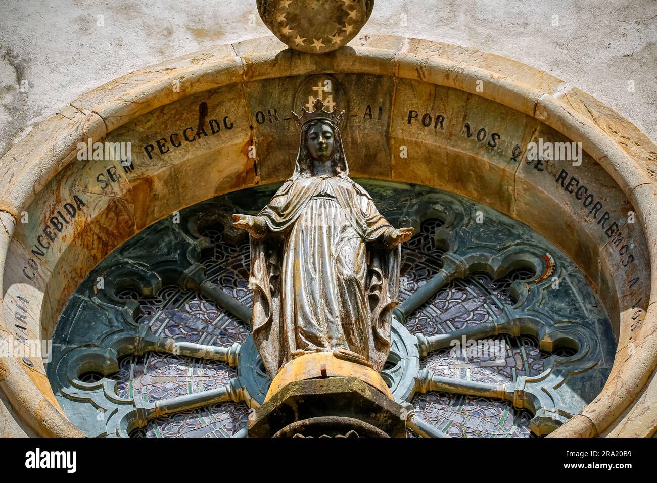 Nahaufnahme eines runden Kirchenfensters mit einem heiligen Skulpturenreservat Caraca, Minas Gerais, Brazi Stockfoto