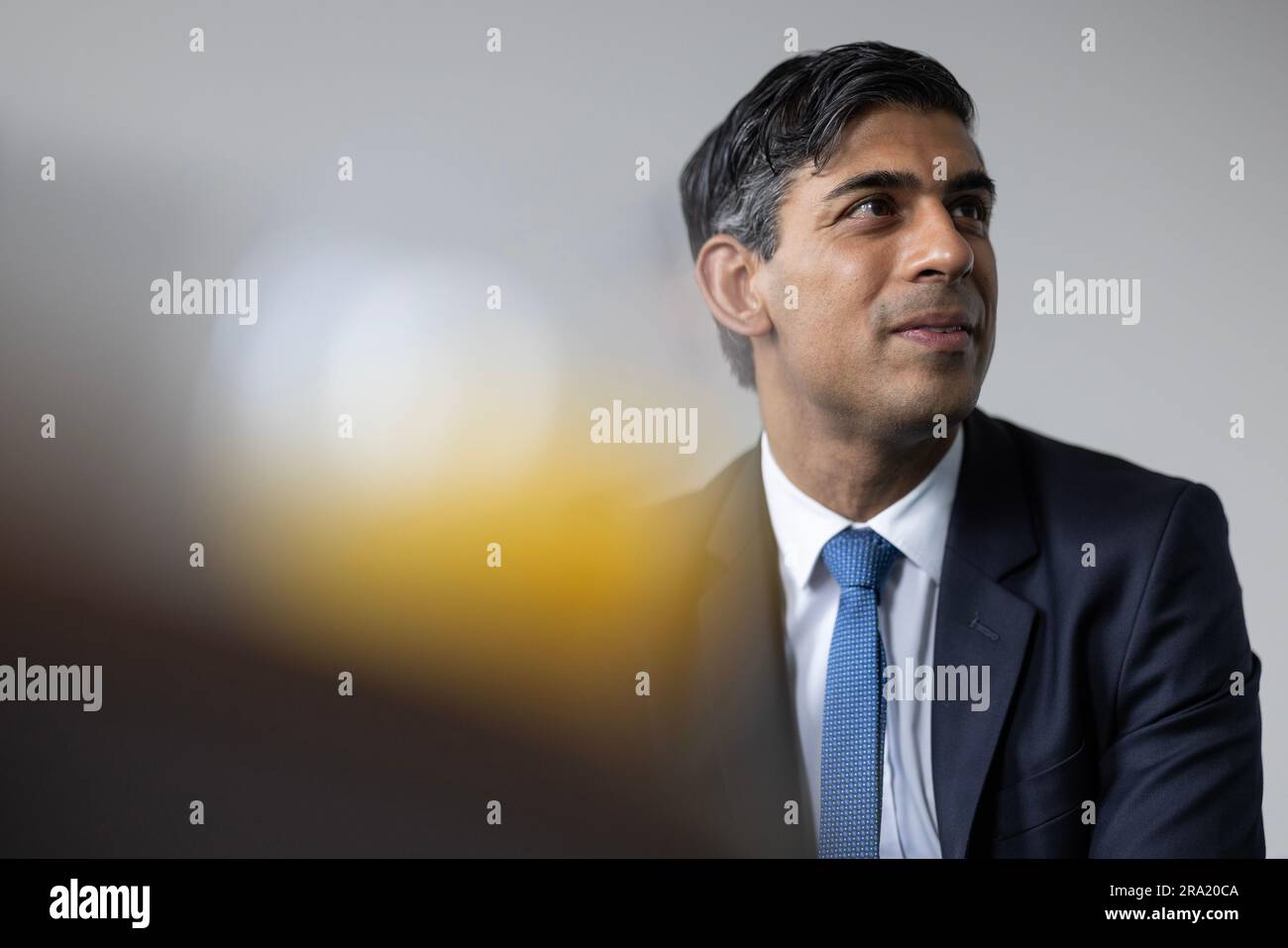 Premierminister Rishi Sunak während eines Besuchs im klinischen Forschungszentrum von Cambridge im Addenbrooke's Hospital, Cambridge, als der NHS und die Regierung den ersten langfristigen Personalplan in der Geschichte des NHS auf den Weg brachten. Foto: Freitag, 30. Juni 2023. Stockfoto