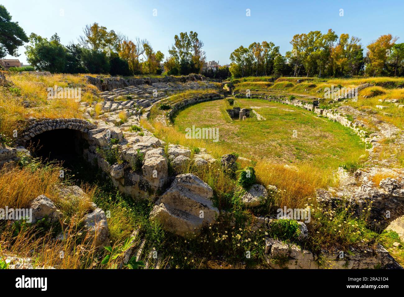 Ruinen des antiken römischen Amphitheaters von 212 v. Chr. im Archäologischen Park von Neapolis in Syrakus, Sizilien, Italien. Stockfoto