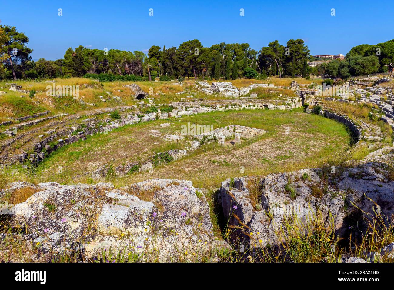 Ruinen des antiken römischen Amphitheaters von 212 v. Chr. im Archäologischen Park von Neapolis in Syrakus, Sizilien, Italien. Stockfoto