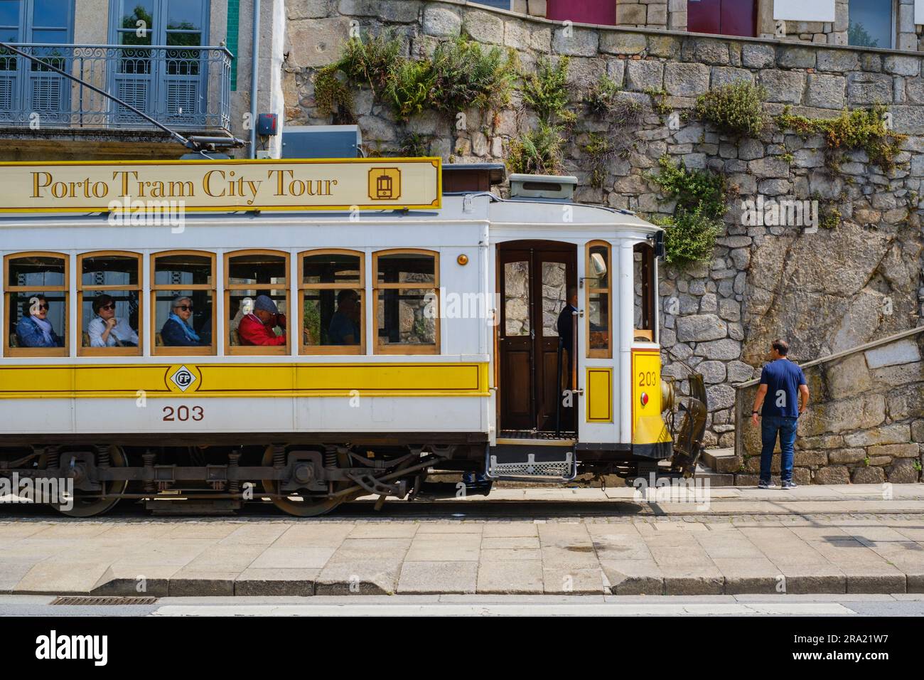 Eine traditionelle Straßenbahn in Porto, Portugal, 2023. Stockfoto