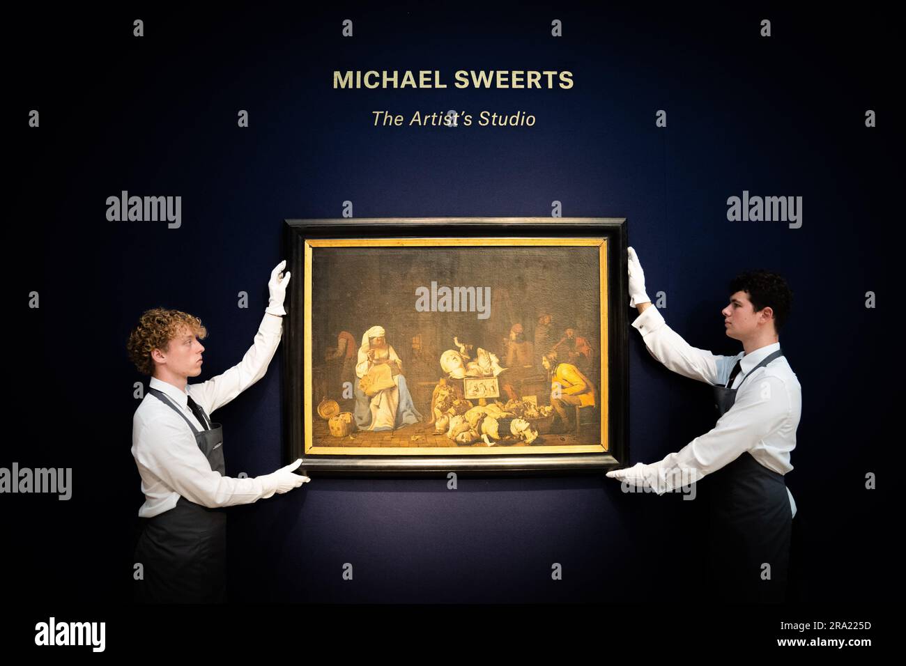 Michael Sweerts' The Artist's Studio wird von Mitarbeitern der Galerie während eines Fototermins für Highlights der bevorstehenden Classic Week Sales im Christie's, London, veranstaltet. Der Verkauf umfasst Werke von Rembrandt, Fra Angelico und El Greco. Foto: Freitag, 30. Juni 2023. Stockfoto